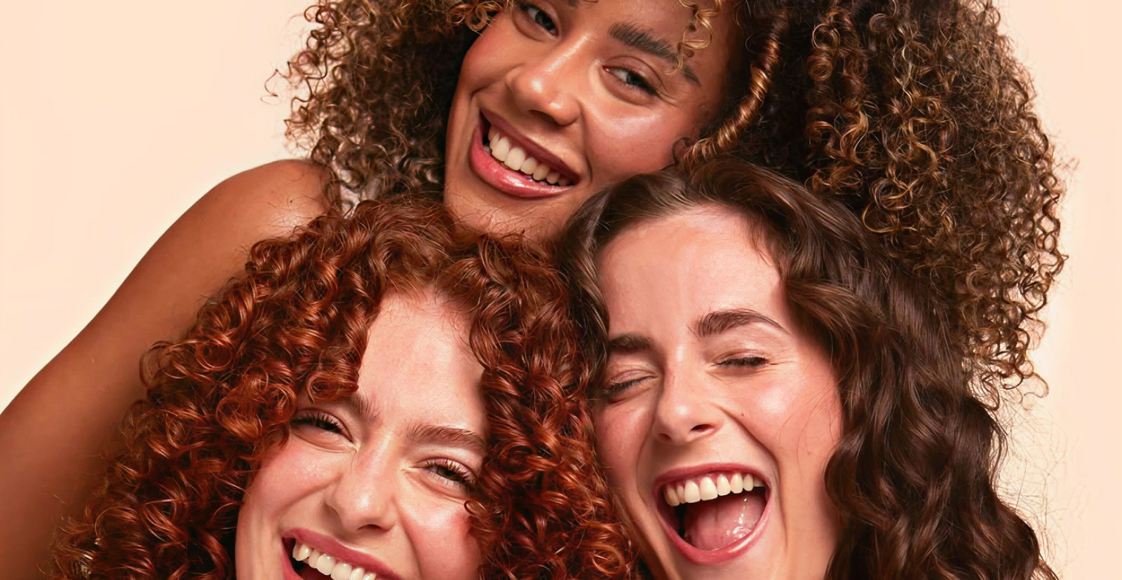 ¿La lluvia arruina la definición de tus rizos? La verdadera razón del frizz y cómo solucionarlo para siempre.
