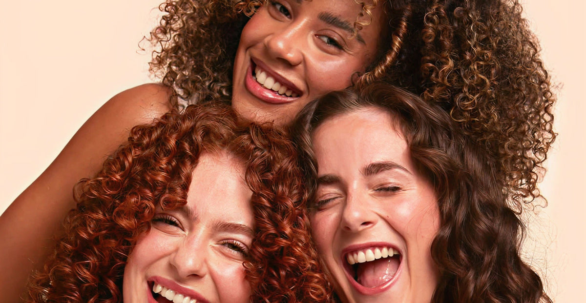¿La lluvia arruina la definición de tus rizos? La verdadera razón del frizz y cómo solucionarlo para siempre.