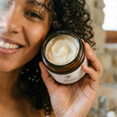 Mascarilla natural para cabello rizado de mujer